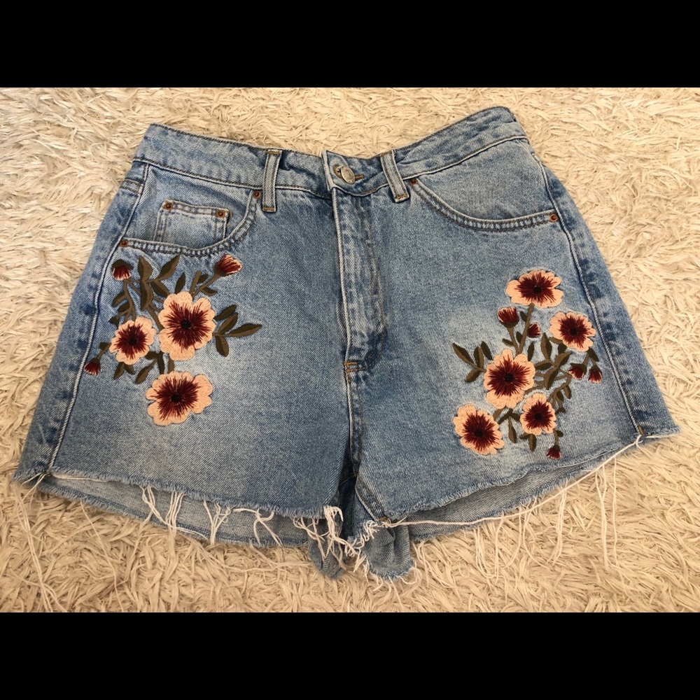 Jean shorts with floral embroidery